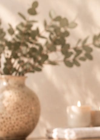 Jarrón con eucalipto y velas encendidas